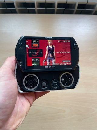 PSP GO Negra + Cargador Original
