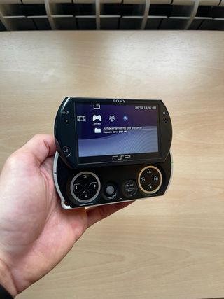 PSP GO Negra + Cargador Original