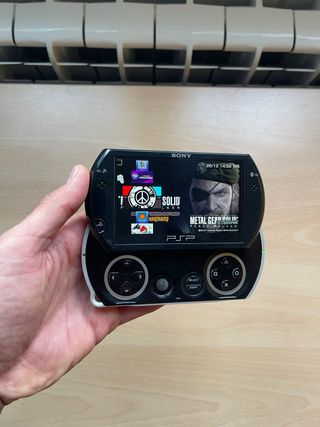 PSP GO Negra + Cargador Original