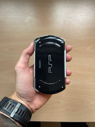 PSP GO Negra + Cargador Original