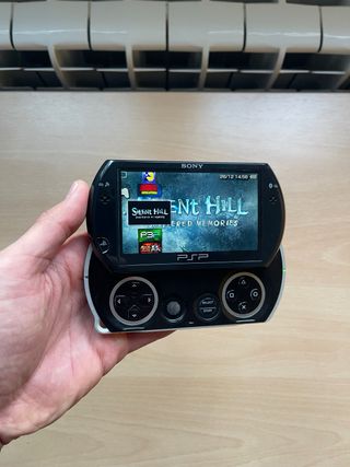PSP GO Negra + Cargador Original