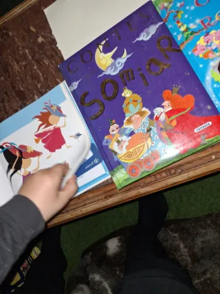 Libros infantiles uno de ellos educativo.