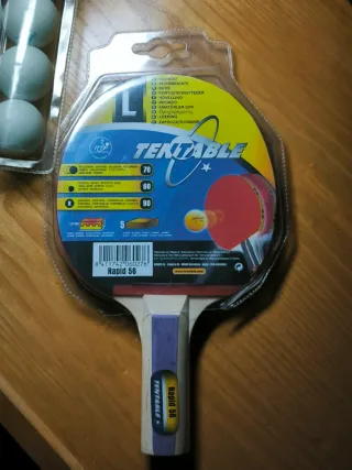 Palas de ping pong y pelotas, sin usar