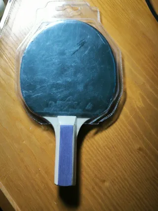 Palas de ping pong y pelotas, sin usar