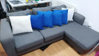 Sofá modular gris con cojines azules