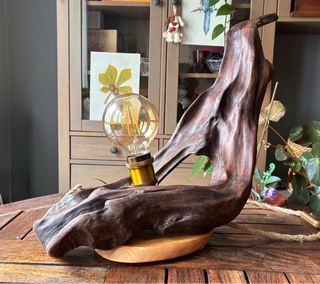 Lámpara de mesa artesanal madera y cristal