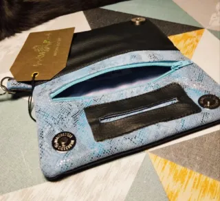 Funda artesanal piel serpiente azul