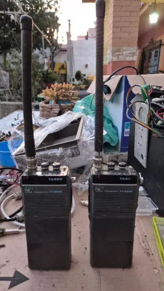 2 x Walkie Talkie YAESU FT-203R AVERIADOS