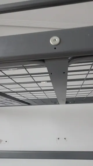 Litera metálica gris