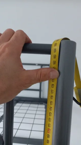 Litera metálica gris