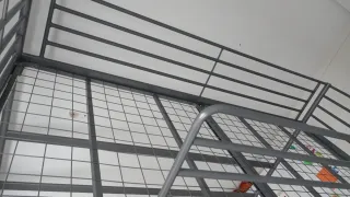 Litera metálica gris