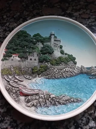 Plato decorativo castillo y mar, en relieve