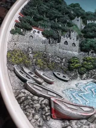 Plato decorativo castillo y mar, en relieve