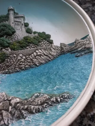 Plato decorativo castillo y mar, en relieve