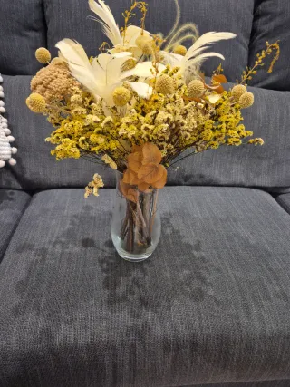 Jarrón con flores secas y plumas