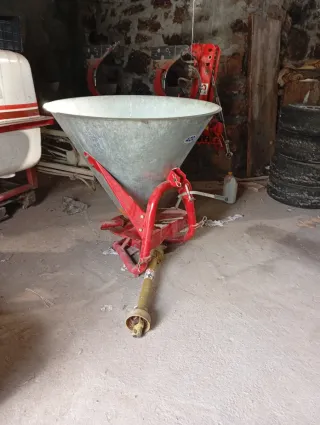 Abonadora metálica roja