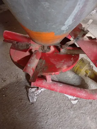 Abonadora metálica roja