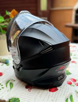 Casco de moto negro abatible