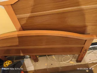 Cabecero de madera tallada