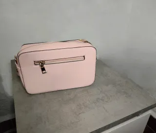Bolso rosa con cadena dorada, nuevo a estrenar.