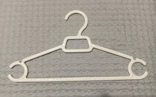 9 Perchas Infantiles Blancas de Plástico