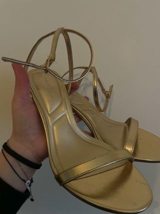 Tacchi dorati eleganti