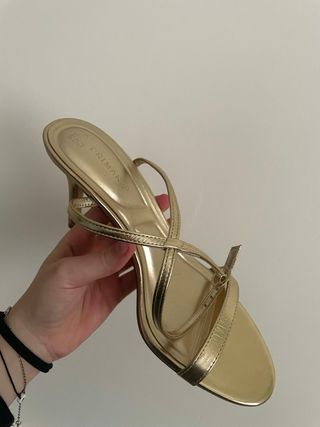 Tacchi dorati eleganti