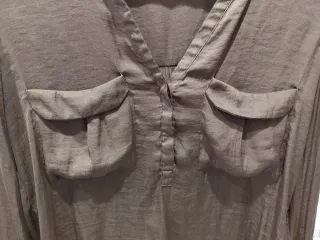 Blusa Zara satinada caqui