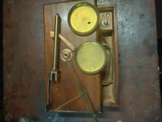 Balanza antigua de latón con pesas