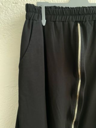 Falda negra asimétrica con cremalleras