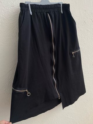 Falda negra asimétrica con cremalleras