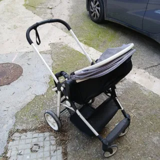 Cochecito de bebé gris