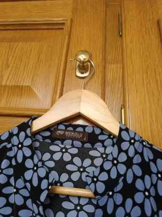 Vestido estampado floral azul y negro