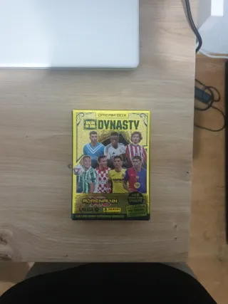 Caja Panini Adrenalyn XL Dynasty 2023-24