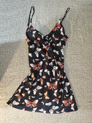 Vestido negro con estampado de mariposas