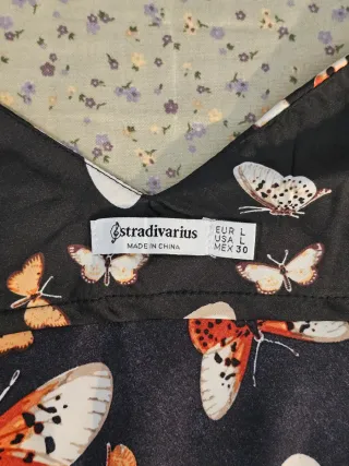 Vestido negro con estampado de mariposas