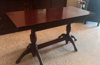 Mesa de centro de madera oscura