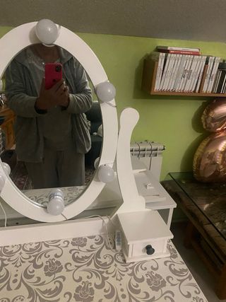 Tocador blanco con espejo y luces