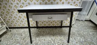 Mesa de cocina con cajón+ 2 sillas
