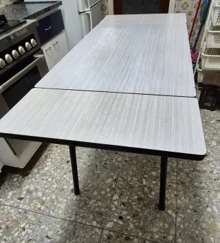 Mesa de cocina con cajón+ 2 sillas
