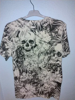 Camiseta Bershka Calaveras y Flores