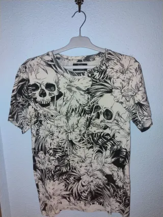 Camiseta Bershka Calaveras y Flores