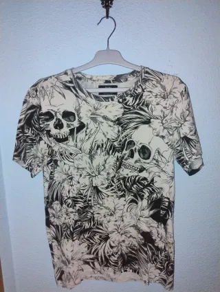 Camiseta Bershka Calaveras y Flores