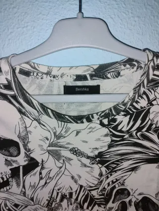 Camiseta Bershka Calaveras y Flores