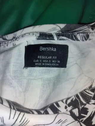 Camiseta Bershka Calaveras y Flores