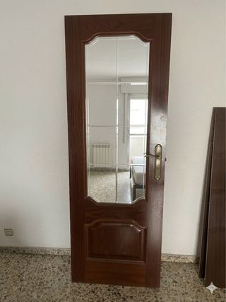 Puerta de madera con cristal