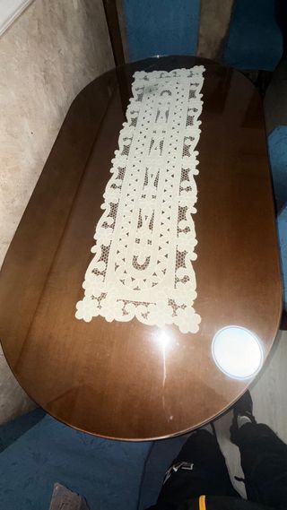 Mesa de comedor ovalada de madera y cristal