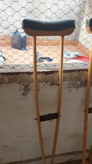 Muletas antiguas de madera