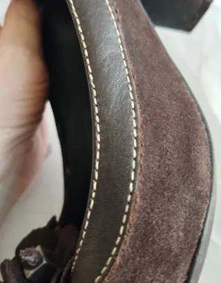 Zapatos de salón tacón. piel y ante marrón chocola