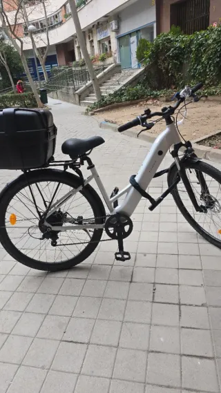 Bicicleta Eléctrica Gris con Maletero